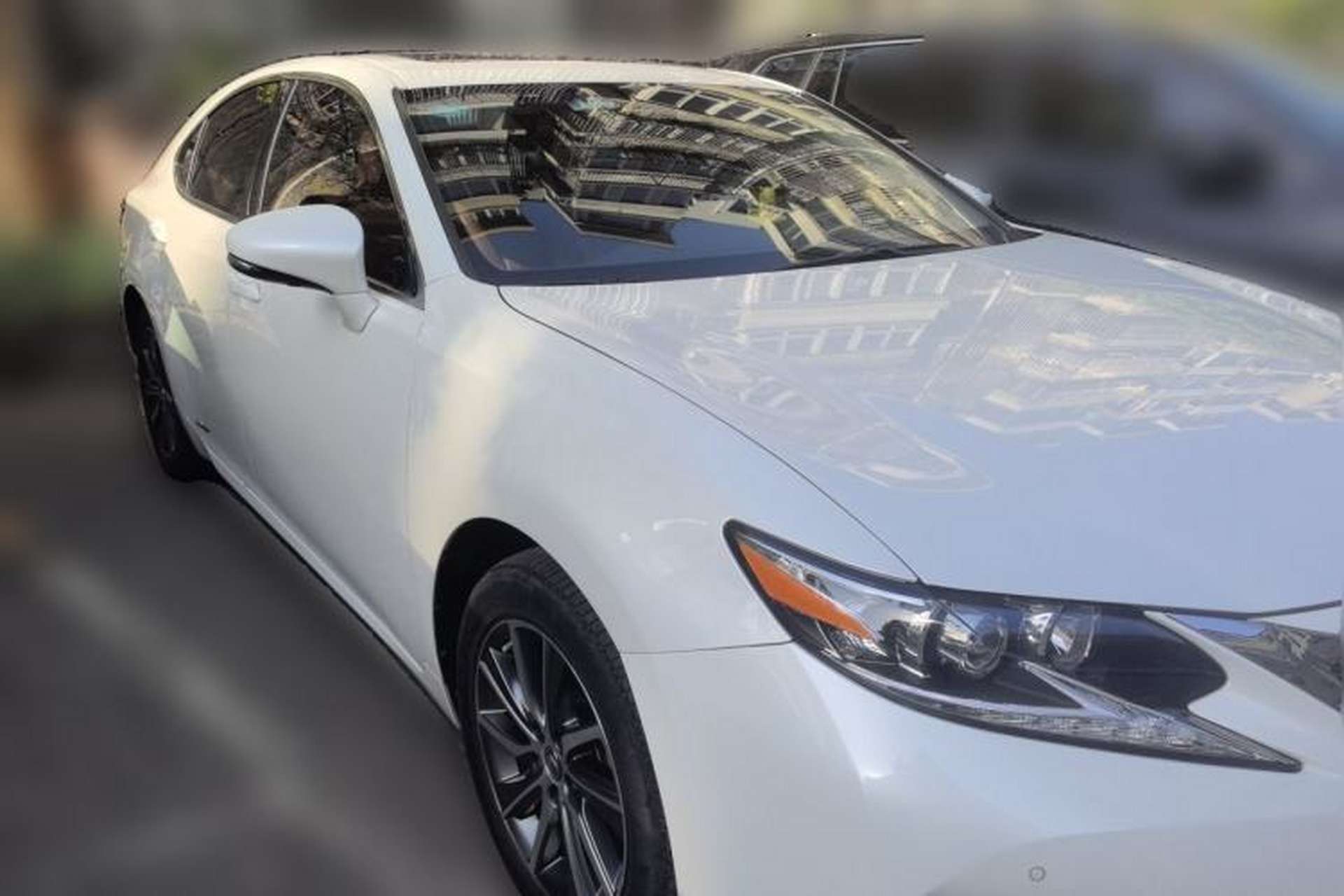 Used Lexus ES 2015 300h Comfort Edition Front Right 45 Deg