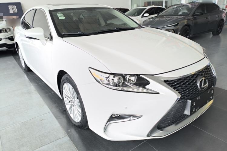 Used Lexus ES 2015 200 Elite Edition Front Right 45 Deg
