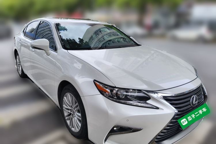 Used Lexus ES 2015 200 Elite Edition Front Right 45 Deg