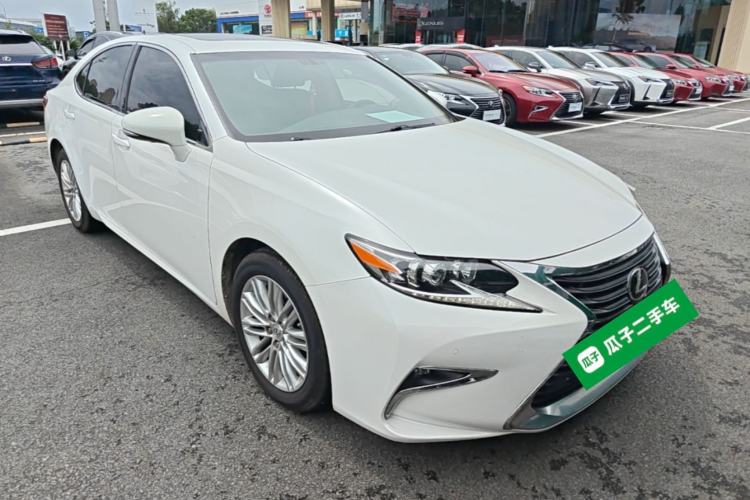 Used Lexus ES 2015 200 Elite Edition Front Right 45 Deg
