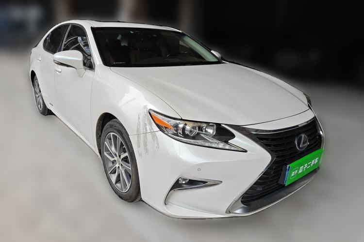 Used Lexus ES 2015 300h Comfort Edition Front Right 45 Deg