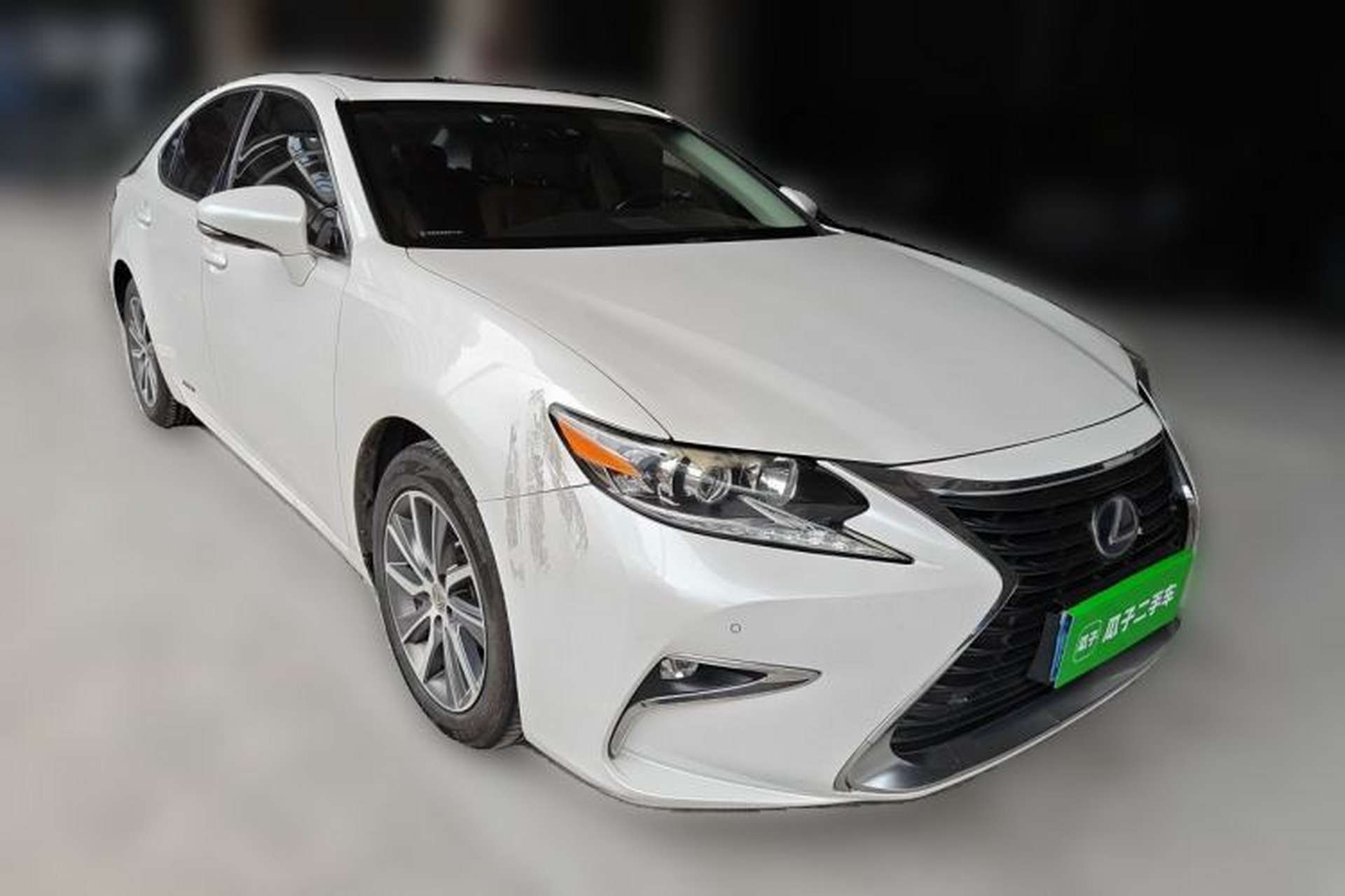 Used Lexus ES 2015 300h Comfort Edition Front Right 45 Deg