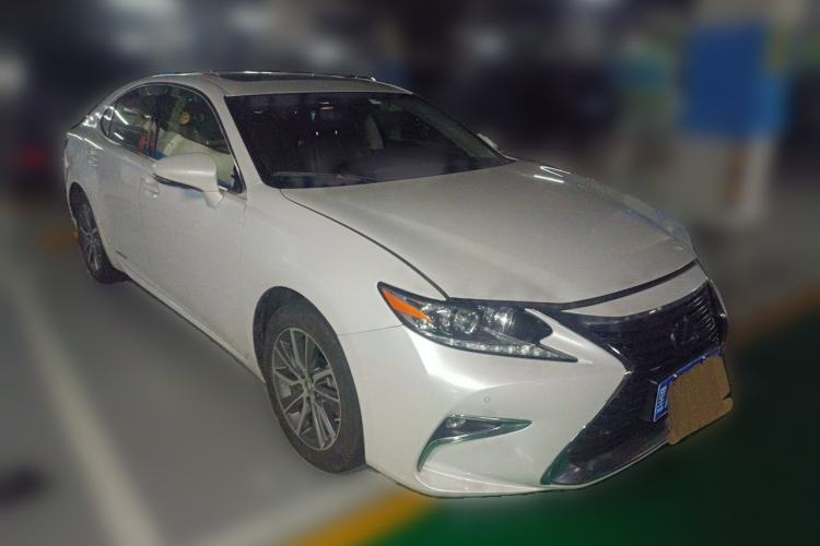 Used Lexus ES 2015 300h Comfort Edition Front Right 45 Deg