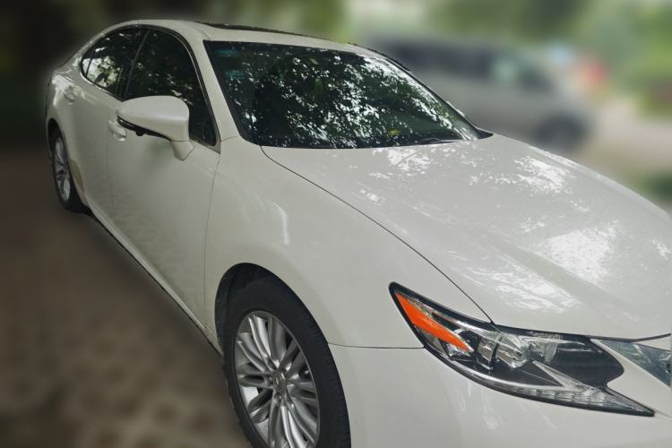 Used Lexus ES 2015 250 Elegant Edition Front Right 45 Deg