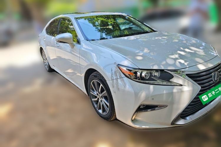 Used Lexus ES 2015 300h Comfort Edition Front Right 45 Deg