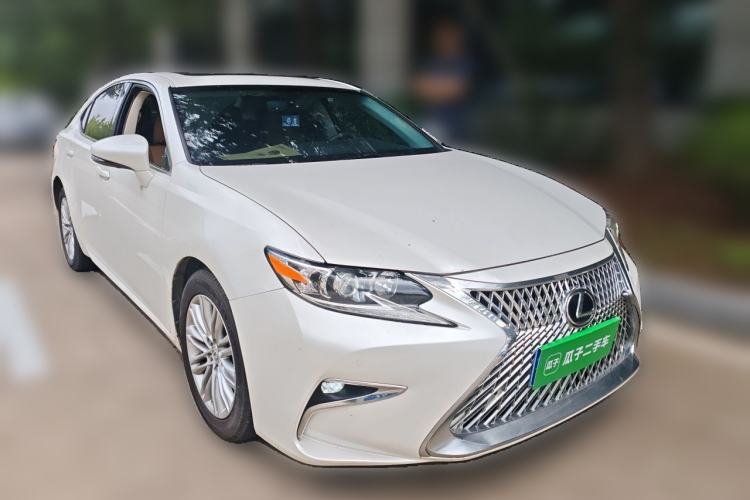 Used Lexus ES 2015 200 Elite Edition Front Right 45 Deg