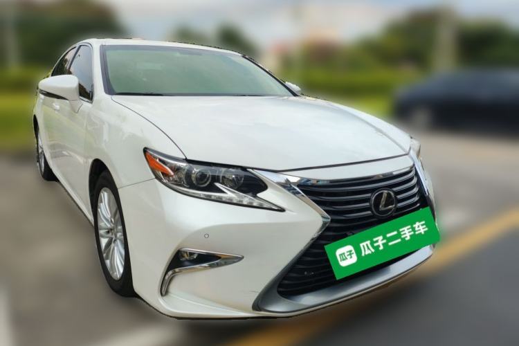 Used Lexus ES 2015 200 Elite Edition Front Right 45 Deg