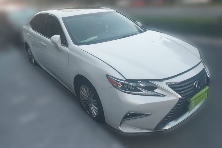 Used Lexus ES 2015 200 Elite Edition Front Right 45 Deg
