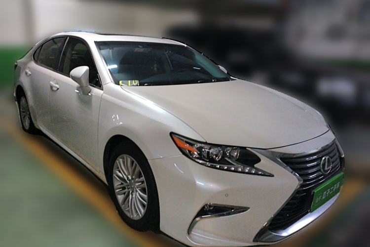 Used Lexus ES 2015 200 Elite Edition Front Right 45 Deg