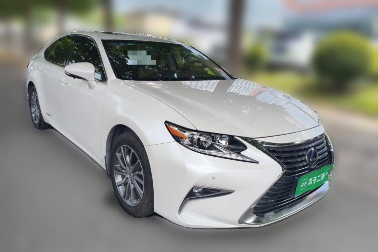Used Lexus ES 2015 300h Comfort Edition Front Right 45 Deg