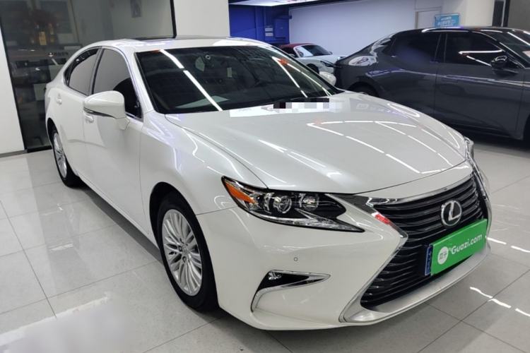 Used Lexus ES 2015 200 Elite Edition Front Right 45 Deg