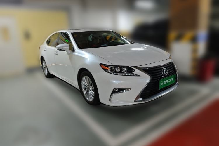 Used Lexus ES 2015 200 Elite Edition Front Right 45 Deg
