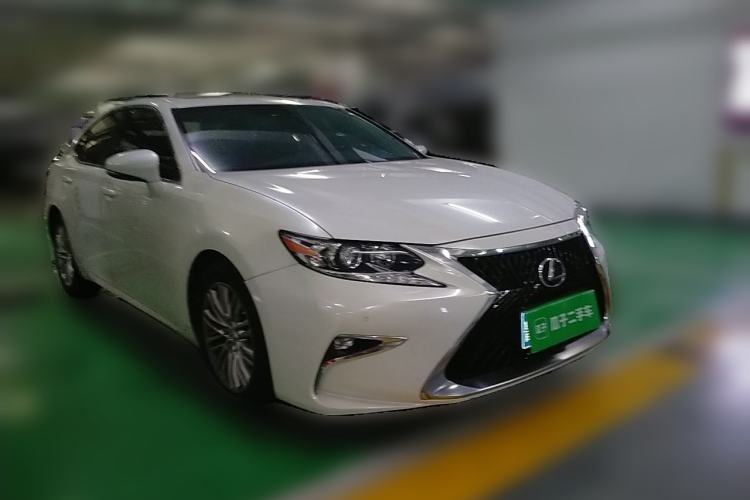 Used Lexus ES 2015 200 Elite Edition Front Right 45 Deg