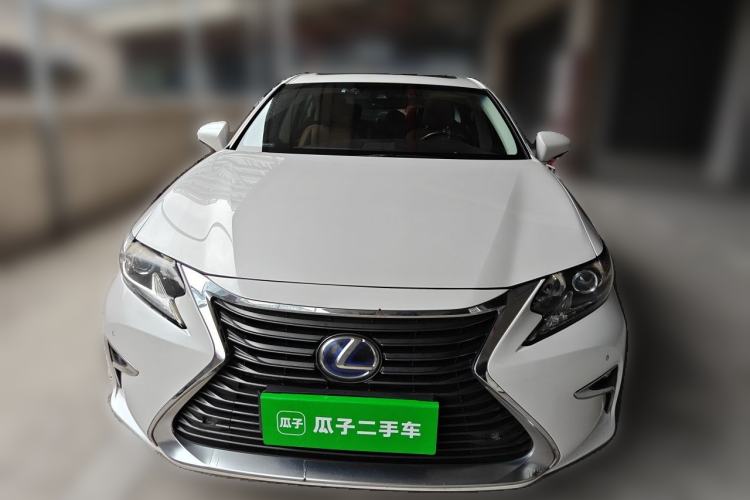 Used Lexus ES 2015 300h Comfort Edition Front