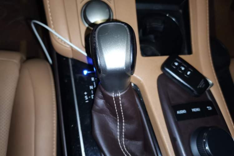 Used Lexus ES 2015 300h Comfort Edition Gear Lever