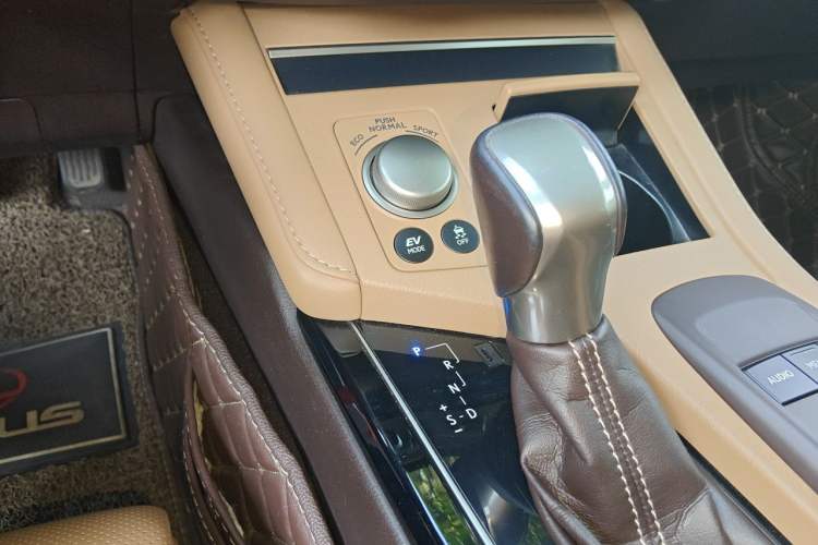 Used Lexus ES 2015 300h Comfort Edition Gear Lever