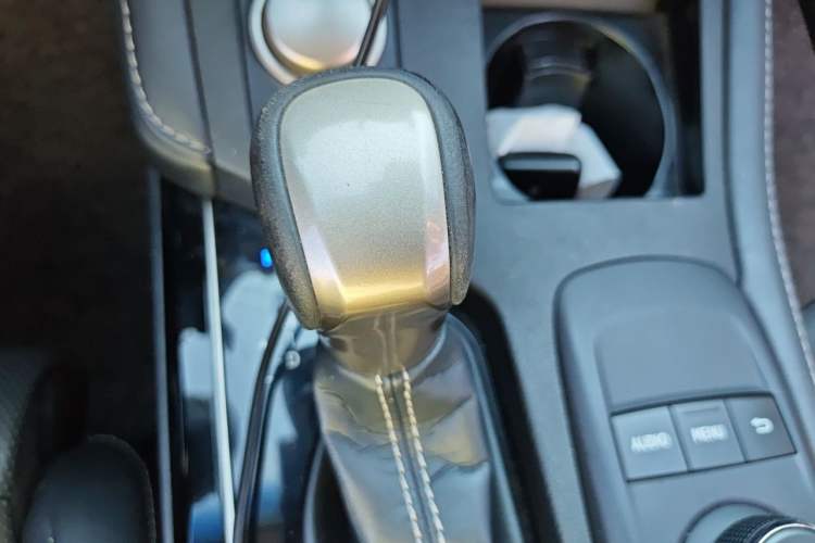 Used Lexus ES 2015 300h Comfort Edition Gear Lever