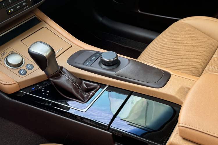 Used Lexus ES 2015 300h Comfort Edition Gear Lever