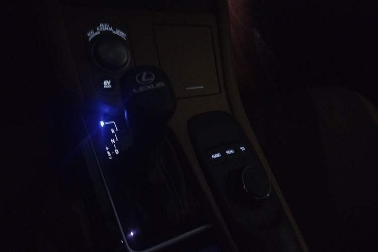 Used Lexus ES 2015 300h Comfort Edition Gear Lever