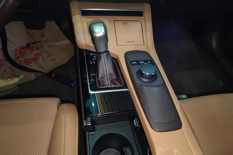Used Lexus ES 2015 300h Comfort Edition Gear Lever