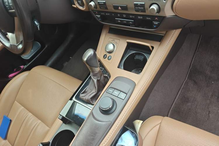 Used Lexus ES 2015 200 Comfort Edition Gear Lever