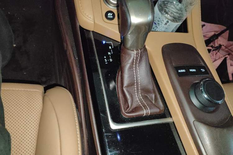 Used Lexus ES 2015 300h Comfort Edition Gear Lever