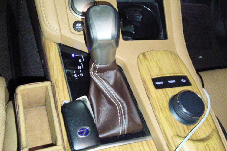 Used Lexus ES 2015 300h Comfort Edition Gear Lever