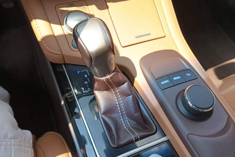 Used Lexus ES 2015 300h Comfort Edition Gear Lever