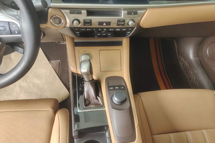 Used Lexus ES 2015 200 Elite Edition Gear Lever