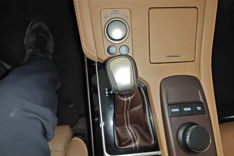 Used Lexus ES 2015 300h Comfort Edition Gear Lever