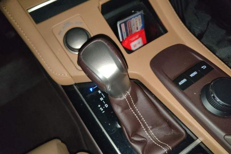 Used Lexus ES 2015 300h Comfort Edition Gear Lever