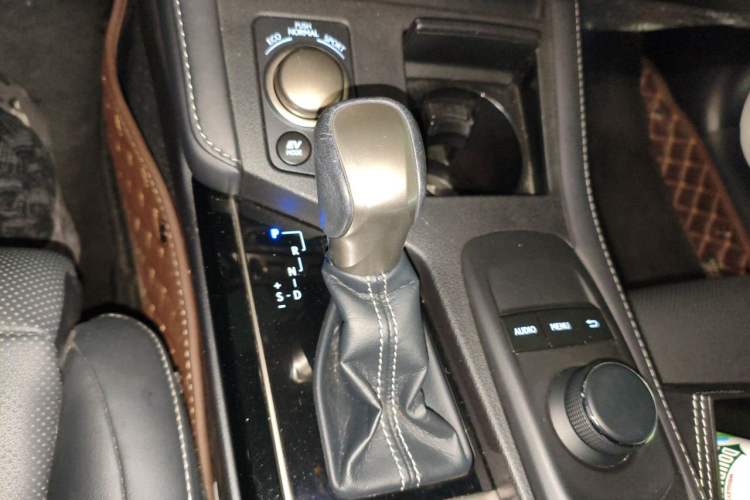 Used Lexus ES 2015 300h Comfort Edition Gear Lever