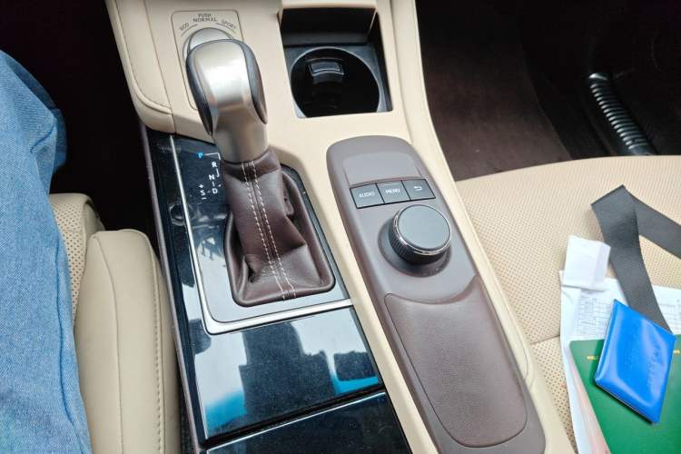 Used Lexus ES 2015 300h Comfort Edition Gear Lever