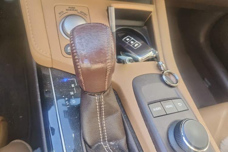 Used Lexus ES 2015 300h Comfort Edition Gear Lever
