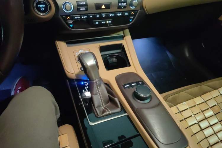 Used Lexus ES 2015 300h Comfort Edition Gear Lever