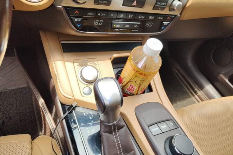Used Lexus ES 2015 300h Comfort Edition Gear Lever