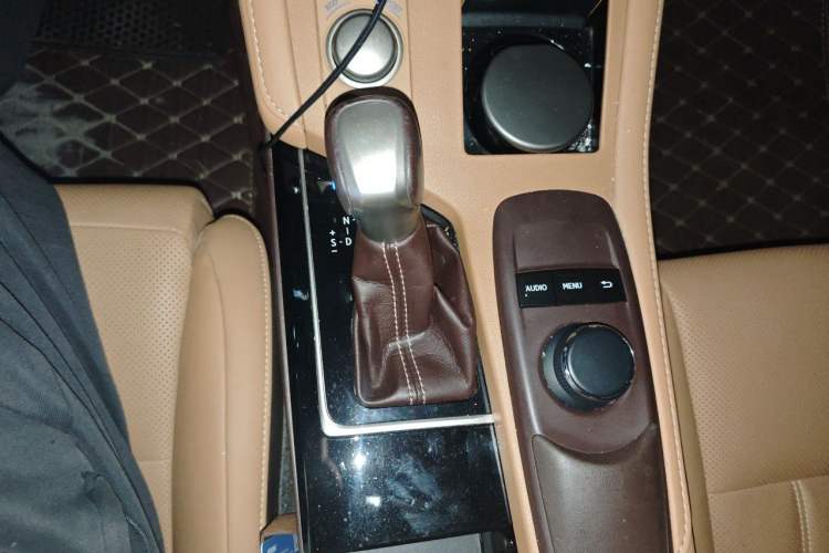 Used Lexus ES 2015 300h Comfort Edition Gear Lever