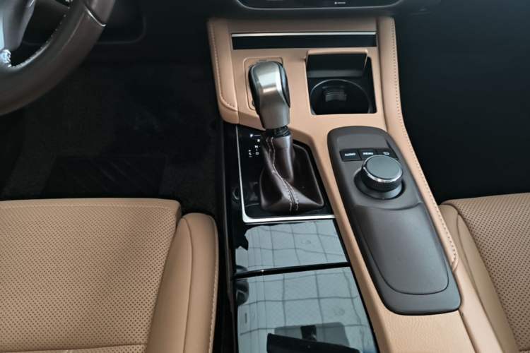 Used Lexus ES 2015 200 Elite Edition Gear Lever