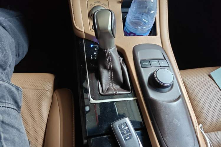 Used Lexus ES 2015 300h Comfort Edition Gear Lever