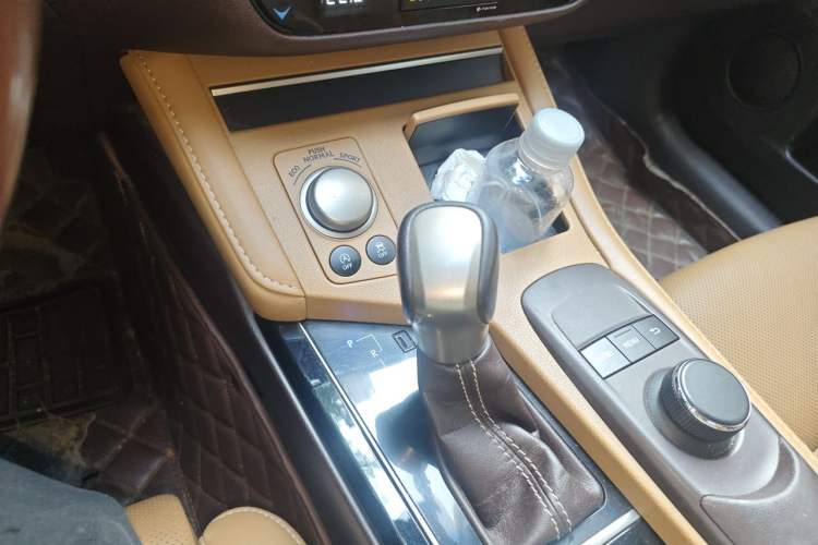Used Lexus ES 2015 200 Elite Edition Gear Lever