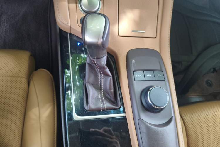 Used Lexus ES 2015 300h Comfort Edition Gear Lever