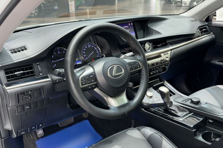 Used Lexus ES 2015 200 Elite Edition Interior 2