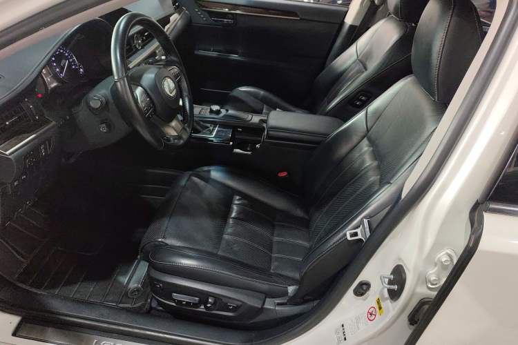 Used Lexus ES 2015 300h Luxury Edition Left Front Seat