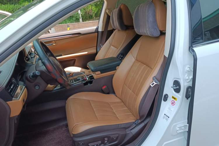 Used Lexus ES 2015 300h Luxury Edition Left Front Seat