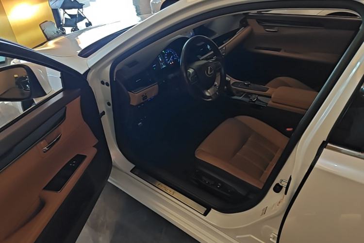Used Lexus ES 2015 300h Comfort Edition Left Front Seat
