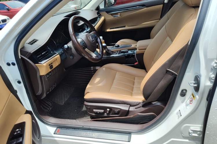 Used Lexus ES 2015 300h Comfort Edition Left Front Seat