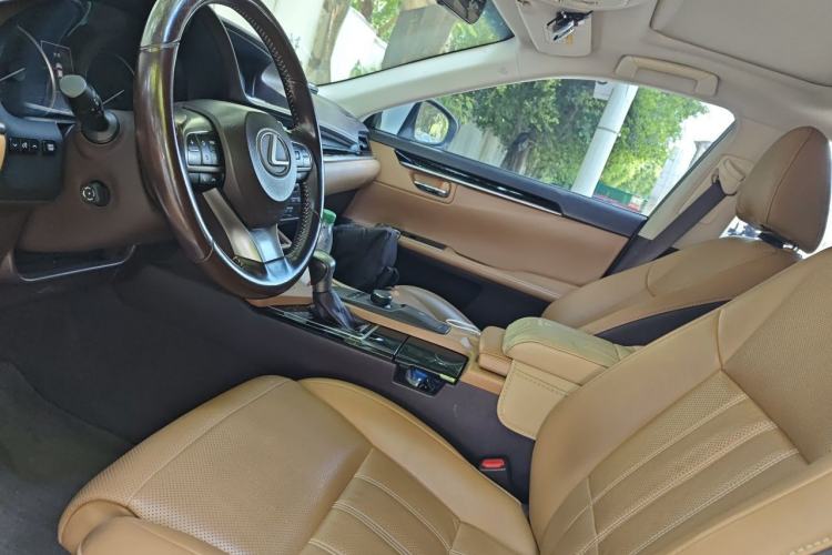 Used Lexus ES 2015 300h Comfort Edition Left Front Seat