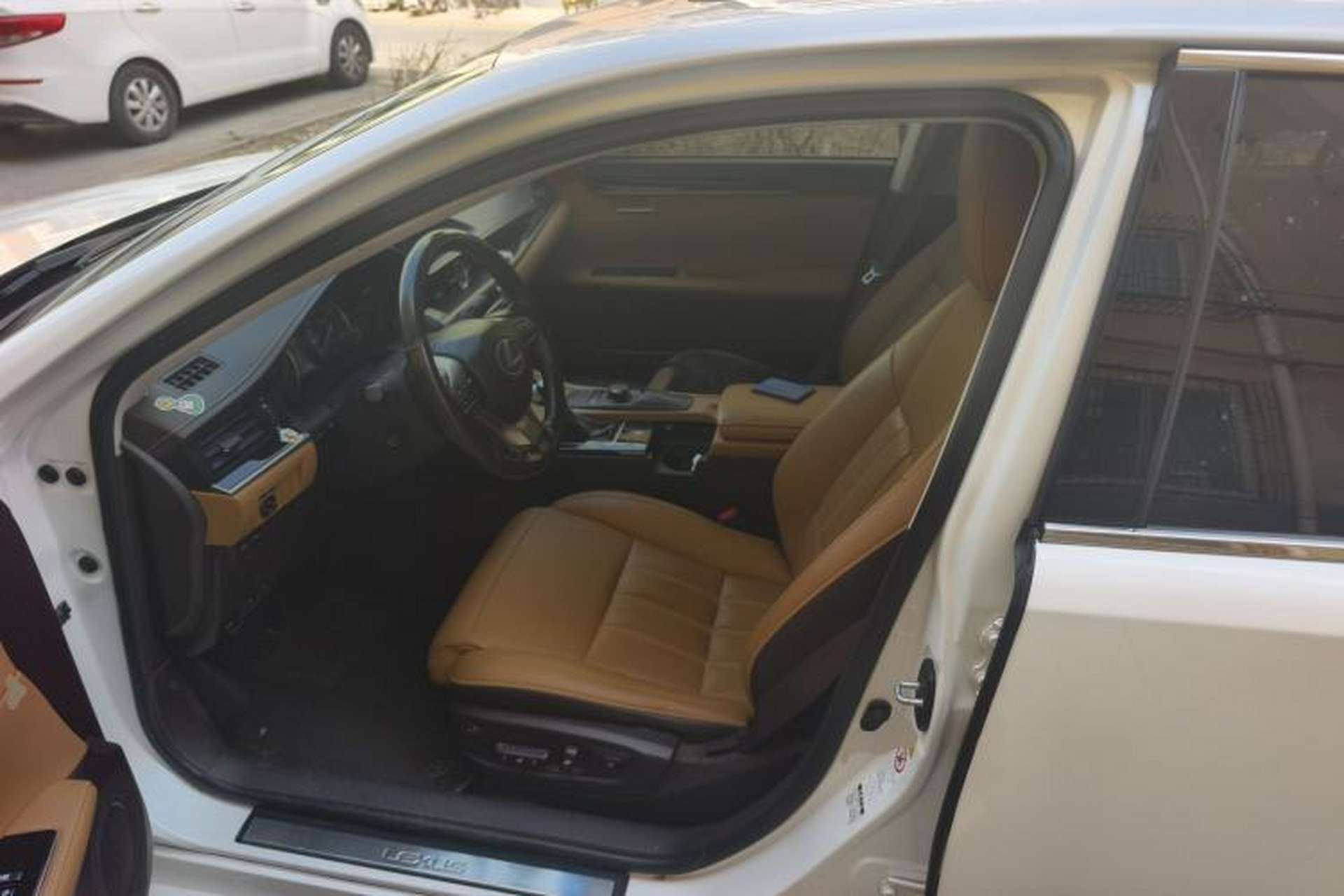 Used Lexus ES 2015 300h Comfort Edition Left Front Seat