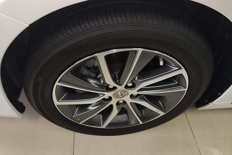 Used Lexus ES 2015 300h Comfort Edition Left Front Wheel Hub