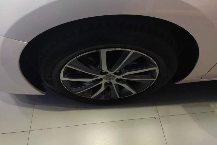 Used Lexus ES 2015 300h Comfort Edition Left Front Wheel Hub